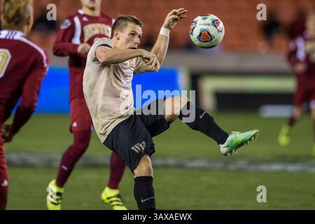 9. Dezember 2016: Wake Forest Mittelfeldspieler Brad Dunwell (12) kontrolliert den Ball während der ersten Überstunden eines NCAA-Halbfinalspiels zwischen den Wake Forest Demon Deacons und den Denver Pioneers im BBVA Compass Stadium in Houston, Texas. Wake Forest gewann 2-1, um ins Finale zu gelangen...Trask Smith/CSM(Credit Image: &Copy; Trask Smith/CSM via ZUMA Wire) Stockfoto