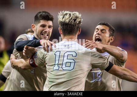 9. Dezember 2016: Wake Forest Mittelfeldspieler Ian Harkes (16) feiert mit seinen Teamkollegen, nachdem er während der 2. Überstunden eines NCAA-Halbfinalspiels zwischen den Wake Forest Demon Deacons und den Denver Pioneers im BBVA Compass Stadium in Houston, Texas, das Siegtor erzielte. Wake Forest gewann 2-1, um ins Finale zu gelangen...Trask Smith/CSM(Credit Image: &Copy; Trask Smith/CSM via ZUMA Wire) Stockfoto