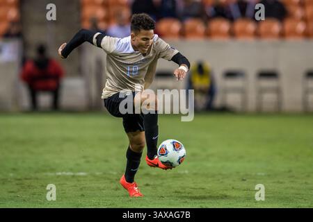 9. Dezember 2016: Der Wake Forest Defender Alex Knox (18) kontrolliert den Ball während der 1. Hälfte eines NCAA-Halbfinales zwischen den Wake Forest Demon Deacons und den Denver Pioneers im BBVA Compass Stadium in Houston, Texas. Wake Forest gewann 2-1, um ins Finale zu gelangen...Trask Smith/CSM(Credit Image: &Copy; Trask Smith/CSM via ZUMA Wire) Stockfoto