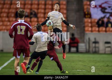 9. Dezember 2016: Der Verteidiger Alex Knox (18) kämpft um den Ball mit Andre Shinyashiki (9) und Luis Argudo (2) in der 1. Hälfte eines NCAA-Halbfinales zwischen den Wake Forest Demon Deacons und den Denver Pioneers im BBVA Compass Stadium in Houston, Texas. Wake Forest gewann 2-1, um ins Finale zu gelangen...Trask Smith/CSM(Credit Image: &Copy; Trask Smith/CSM via ZUMA Wire) Stockfoto