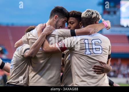 9. Dezember 2016: Wake Forest Stürmer Jon Bakero (7) feiert sein Tor mit Wake Forest Mittelfeldspieler Ian Harkes (16) und anderen Teamkollegen während der 1. Hälfte eines NCAA-Halbfinales zwischen den Wake Forest Demon Deacons und den Denver Pioneers im BBVA Compass Stadium in Houston, Texas. Wake Forest gewann 2-1, um ins Finale zu gelangen...Trask Smith/CSM(Credit Image: &Copy; Trask Smith/CSM via ZUMA Wire) Stockfoto