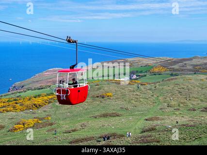Touristen genießen die Aussicht auf den Great Orme mit der Seilbahn in Llandudno, Wales. April 2025. Stockfoto