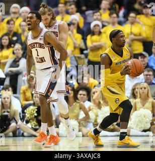 21. Dezember 2016 – St. Louis, MO, USA – Illinois-Garde Jaylon Tate, links, reagiert, nachdem seine Verteidigung eine Verletzung des Reisens durch Missouri-Garde Terrence Phillips, rechts, in der zweiten Hälfte am Mittwoch, 21. Dezember 2016 während des jährlichen Braggin' Rights Game zwischen Missouri und Illinois im Scottrade Center in St. Louis, Mo. (Kreditbild: © Chris Lee/TNS via ZUMA Wire) Stockfoto