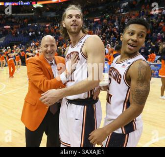 Dezember 2016 - St. Louis, MO, USA - Illinois-Cheftrainer John Groce feiert mit seinen Spielern, darunter Stürmer Michael Finke, Center und Wachmann Te'Jon Lucas, nachdem er am Mittwoch, 21. Dezember 2016, das jährliche Braggin' Rights Game über Missouri im Scottrade Center in St. Louis, Mo. gewonnen hat (Kreditbild: © Chris Lee/TNS via ZUMA Wire) Stockfoto