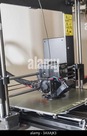 Drucktechnologie mit Kunststoff auf einem 3D-Drucker – Druckprozess Stockfoto