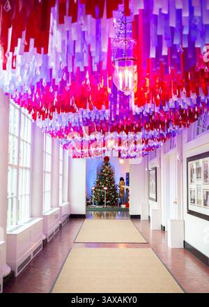 November 2016 – Washington, DC, USA – USA – USA Michelle Obama stellte die Weihnachtsdekoration 2016 im Weißen Haus am 29. November 2012 in Washington, D.C. vor. Die East Colonnade war mit bunten Bändern versehen, die mit Kristallschmuck zum East Garden Room führten, der auch als Booksellers bekannt war. Barack Hussein Obama II (* 4. August 1961) ist der 44. Präsident der Vereinigten Staaten. Er ist der erste Afroamerikaner, der ins Amt gewählt wurde und der erste Präsident, der außerhalb der angrenzenden Vereinigten Staaten geboren wurde. Obama, geboren in Honolulu, Hawaii, ist Absolvent von Colum Stockfoto