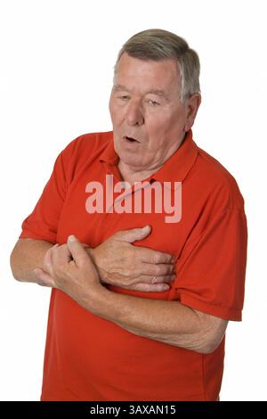Der alte Mann hat Herzweh - Freisteller alter Mann mit Herzweh - isoliert Stockfoto