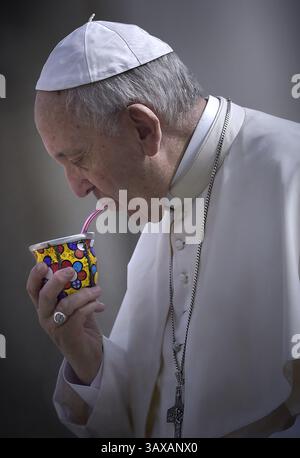 Vatikanstadt, Vatikanstadt. Februar 2023. Am 13. März 2023 ist Papst Franziskus zehn Jahre Pontifikat. Im Bild : Papst Franziskus während einer wöchentlichen Generalaudienz auf dem Petersplatz im Vatikan. Juni 2018 Credit: Independent Photo Agency/Alamy Live News Stockfoto