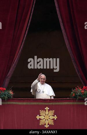 Papst Franziskus überbringt am 25. Dezember 2021 seine weihnachtliche Segnungsbotschaft Urbi et Orbi (an die Stadt und die Welt) vom zentralen Balkon der Petersbasilika im Vatikan. Foto von Eric Vandeville/ABACAPRESS.COM Stockfoto