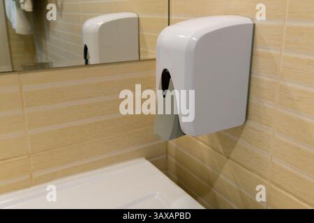 Handwaschseifenspender (Flüssigseifenbehälter) Hygienepumpe im Badezimmer an einer gefliesten Wand. Stockfoto