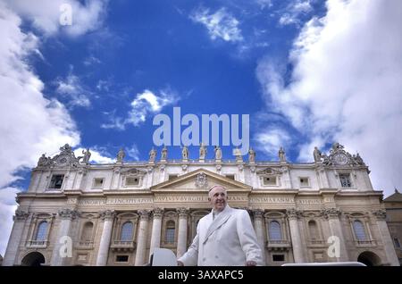 Vatikanstadt, Vatikanstadt. Februar 2023. Am 13. März 2023 ist Papst Franziskus zehn Jahre Pontifikat. Im Bild : Papst Franziskus bei einer Audienz vor den Pater Pio Gebetsgruppen im Vatikan. Am 6. Februar 2016 Credit: Independent Photo Agency/Alamy Live News Stockfoto