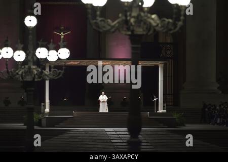 Vatikanstadt, Vatikanstadt. Februar 2023. Am 13. März 2023 ist Papst Franziskus zehn Jahre Pontifikat. Im Bild : Papst Franziskus hält das Kreuz, als er den Weg des Kreuzes auf dem Petersplatz im Vatikan führt 2. April 2021 Credit: Independent Photo Agency/Alamy Live News Stockfoto