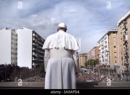Vatikanstadt, Vatikanstadt. Februar 2023. Am 13. März 2023 ist Papst Franziskus zehn Jahre Pontifikat. Im Bild : Papst Franziskus während seines Pastoralbesuchs in der römischen Pfarrei San Gregorio Maglio am 6. April 2014 Credit: Independent Photo Agency/Alamy Live News Stockfoto
