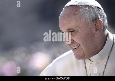 Vatikanstadt, Vatikanstadt. Februar 2023. Am 13. März 2023 ist Papst Franziskus zehn Jahre Pontifikat. Im Bild : Papst Franziskus während seiner wöchentlichen Generalaudienz am Petersplatz am Vatikan, Mittwoch. 25. September 2013 Credit: Independent Photo Agency/Alamy Live News Stockfoto