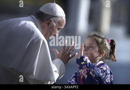 Vatikanstadt, Vatikanstadt. Februar 2023. Am 13. März 2023 ist Papst Franziskus zehn Jahre Pontifikat. Im Bild : Papst Franziskus während einer wöchentlichen Generalaudienz auf dem Petersplatz im Vatikan, Mittwoch, 7. November 2018. Quelle: Unabhängige Fotoagentur/Alamy Live News Stockfoto