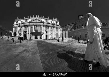 Vatikanstadt, Vatikanstadt. Februar 2023. Am 13. März 2023 ist Papst Franziskus zehn Jahre Pontifikat. Im Bild : Papst Franziskus während einer wöchentlichen Generalaudienz auf dem Petersplatz im Vatikan, Mittwoch.June19, 2019 Credit: Independent Photo Agency/Alamy Live News Stockfoto