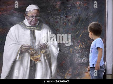 Vatikanstadt, Vatikanstadt. Februar 2023. Am 13. März 2023 ist Papst Franziskus zehn Jahre Pontifikat. Im Bild : Papst Franziskus während seiner wöchentlichen Generalaudienz am Petersplatz am Vatikan, Mittwoch. Mai 2014. Quelle: Unabhängige Fotoagentur/Alamy Live News Stockfoto