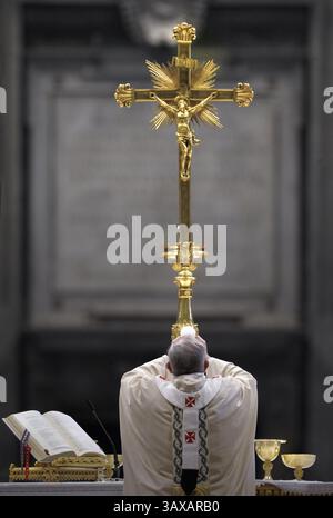 Vatikanstadt, Vatikanstadt. Februar 2023. Am 13. März 2023 ist Papst Franziskus zehn Jahre Pontifikat. Auf dem Bild: Papst Franziskus während der Messe. Das Hochfest der Epiphanik im Petersdom im Vatikanon 6. Januar 2013 Credit: Independent Photo Agency/Alamy Live News Stockfoto