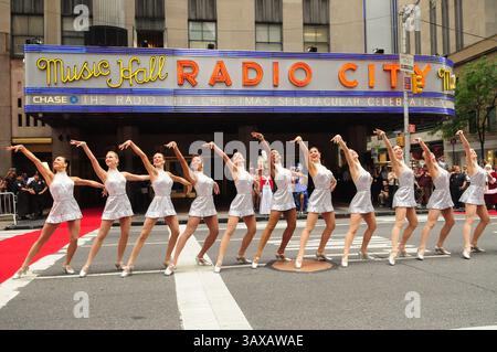 23. Dezember 2016 – Akte – Donald Trumps Regierung kündigte an, dass die Radio City Rockettes am 20. Januar an der Amtseinführung des designierten Präsidenten teilnehmen würden. Kurz nach der Ankündigung ging eine Rockettes-Tänzerin in die sozialen Medien, um ihre Enttäuschung darüber zum Ausdruck zu bringen, dass sie gezwungen ist, bei der Amtseinführung durch ihre gewerkschaft aufzutreten. Abbildung: 15. August 2012 - New York, New York, USA - die Rockettes.Radio City Music Hall, ny. 08-14-2012. 2012.(Bild: © Ken Babolocsay/Globe Photos/ZUMAPRESS.com) Stockfoto