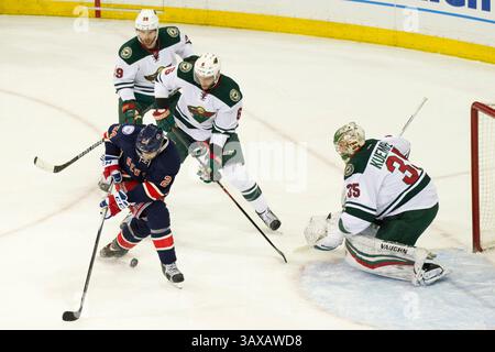 23. Dezember 2016: Darcy Kuemper (35) reagierte als New York Rangers Center Oscar Lindberg (24) versucht, den Puck während des Spiels zwischen den New York Rangers und den Minnesota Wild im Madison Square Garden in Manhattan zu kontrollieren. Obligatorischer Kredit: Kostas Lymperopoulos/CSM (Kredit-Bild: &Copy; Kostas Lymperopoulos/CSM via ZUMA Wire) Stockfoto