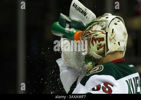 23. Dezember 2016: Minnesota Wild Torwart Darcy Kuemper (35) füllt seine Gesichtsmaske während des Spiels zwischen den New York Rangers und den Minnesota Wild im Madison Square Garden in Manhattan, New York. Obligatorischer Kredit: Kostas Lymperopoulos/CSM (Kredit-Bild: &Copy; Kostas Lymperopoulos/CSM via ZUMA Wire) Stockfoto