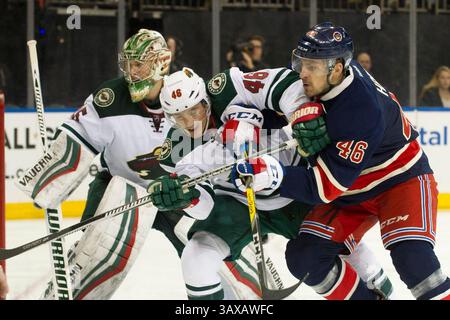 23. Dezember 2016: Der linke Flügel der New York Rangers Marek Hrivik (46) schiebt den Minnesota Wild Verteidiger Jared Spurgeon (46) vor Darcy Kuemper (35), während des Spiels zwischen den New York Rangers und den Minnesota Wild im Madison Square Garden in Manhattan, New York. Obligatorischer Kredit: Kostas Lymperopoulos/CSM (Kredit-Bild: &Copy; Kostas Lymperopoulos/CSM via ZUMA Wire) Stockfoto