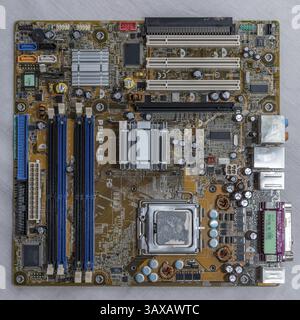 Computerteil die Hauptplatine zeigt Hardwareteile Prozessor, Steckplätze, Kondensator, Chip Stockfoto