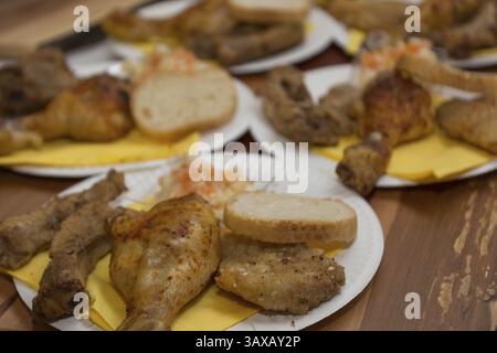 Hähnchenkeule und andere Fleischvariationen auf Papiertellern als kaltes Buffet, Österreich, Europa Stockfoto