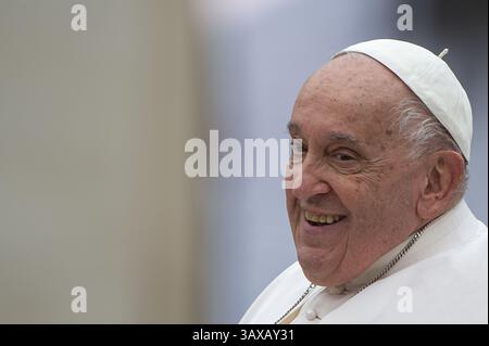 Vatikan, Vatikan. Oktober 2024. **NO LIBRI** Italien, Rom, Vatikan, 16.10.2024.Papst Franziskus während der wöchentlichen Generalaudienz auf dem Petersplatz im Vatikan. Foto von ALESSIA GIULIANI /Catholic Press Photo Credit: Independent Photo Agency/Alamy Live News Stockfoto