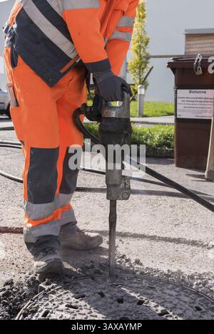 Bauarbeiter auf einer Baustelle mit einem Hammer - Nahaufnahme Stockfoto