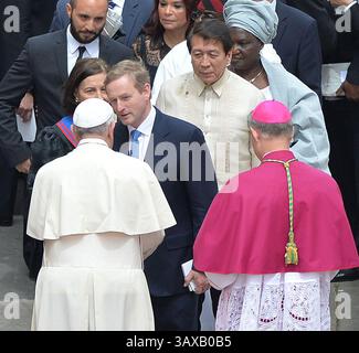 Aktenfoto vom 27. April 04/14 von Taoiseach Enda Kenny trifft Papst Franziskus auf dem Petersplatz in Rom nach der Heiligsprechung der Päpste Johannes XXIII. Und Johannes Paul II. Auf dem Petersplatz in Rom. Ausgabedatum: Montag, 21. April 2025. Stockfoto