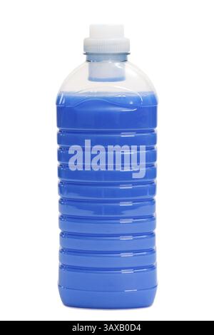 Flasche mit blauem Weichspüler isoliert auf weißem Hintergrund Flasche mit blauem Weichspüler isoliert auf weißem Hintergrund Stockfoto
