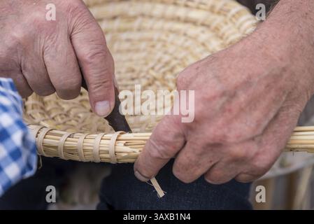 Korbflechten als echtes Handwerk – Nahaufnahme von Handarbeit, Kunst und Handwerk Stockfoto