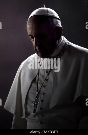 Vatikanstadt, Vatikanstadt. Februar 2023. Am 13. März 2023 ist Papst Franziskus zehn Jahre Pontifikat. Auf dem Bild: Mahngebet von Papst Franziskus zur Vorbereitung der Synode über die Familie auf dem Petersplatz im Vatikan. Oktober 2014 Credit: Independent Photo Agency/Alamy Live News Stockfoto