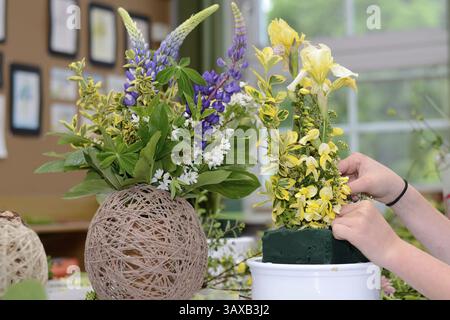 Die Person entwirft kreative Blumenarrangements Stockfoto