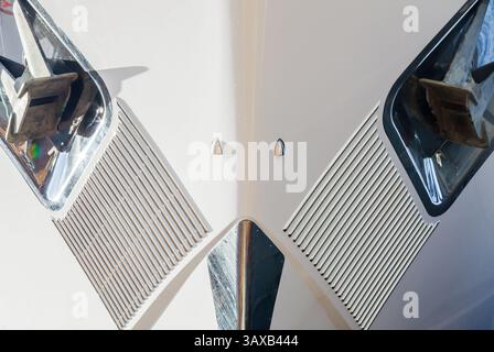 Der Bug einer Luxusyacht mit zwei Ankern, Vorderansicht, Nahaufnahme. Stockfoto