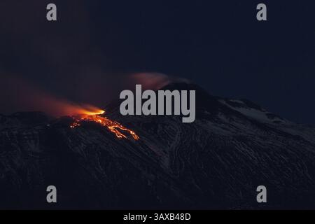 Eruption Ätna April 2017. Der Ätna ist ein aktiver Stratovulkan auf der Ostküste von Sizilien, Italien, in der Provinz von Catania, zwischen Mes Stockfoto