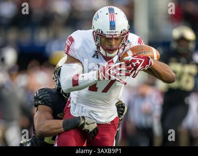 27. Dezember 2016: Adonis Jennings (17) macht einen Touchdown über einen Verteidiger während des Spiels zwischen den Temple Owl und den Wake Forest Demon Deacons im Military Bowl 2016, der im Navy-Marine Corps Memorial Stadium in Annapolis gespielt wird Foto: © Cory Royster/Cal Sport Media (Foto: &Copy; Cory Royster/CSM via ZUMA Wire) Stockfoto