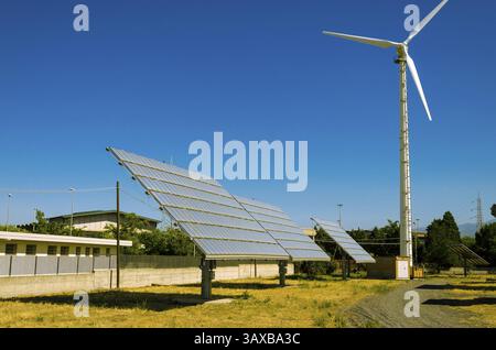 Solarmodul und Windkraftanlage erzeugen grüne, umweltfreundliche Energie aus der Sonne Stockfoto