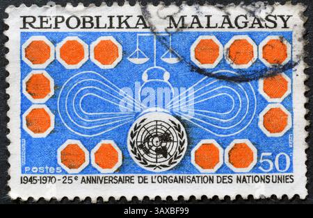 Gestempelte Briefmarke von Madagaskar, die 25. Jahrestag von W.N.U. feiert, um 1964. Stockfoto