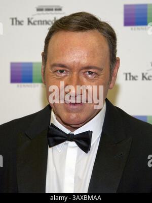 3. Dezember 2016 – Washington, District of Columbia, Vereinigte Staaten von Amerika – Kevin Spacey trifft am Samstag, den 3. Dezember 2016 im US-Außenministerium in Washington, D.C. zum offiziellen Künstleressen ein, das die Empfänger des 39. Jährlichen Kennedy Center Honors ehrt, das von US-Außenminister John F. Kerry im US-Außenministerium in Washington, D.C. veranstaltet wird. Die 2016 Preisträger sind: Argentinische Pianistin Martha Argerich, Rockband The Eagles, Schauspieler Al Pacino, Gospel- und Bluessänger Mavis Staples und Musiker James Taylor. Credit: Ron Sachs / Pool via CNP (Credit Image: © Ron Sachs/CNP via ZUMA Wire) Stockfoto