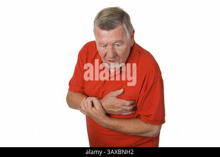 Der alte Mann hat Herzweh - Freisteller alter Mann mit Herzweh - isoliert Stockfoto