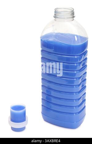 Flasche blauer Weichspüler mit aufgesetztem Verschluss über weißem Hintergrund Flasche blauer Weichspüler mit aufgesetztem Verschluss über weißem Hintergrund Stockfoto