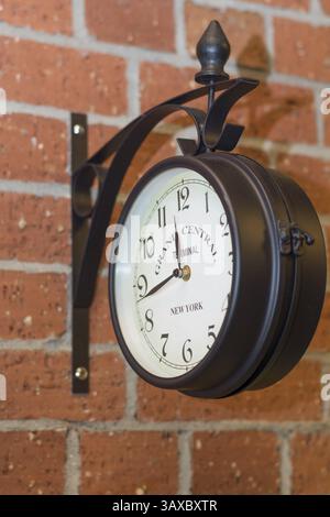Nostalgische Bahnhofsuhr auf einer Backsteinmauer, Österreich, Europa Stockfoto