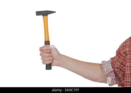 Die Hand der Männer hält einen Hammer - isoliert auf weiß Stockfoto