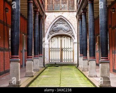 Kreuzgang, überdachter Fußweg mit Säulen, der zur Heilgeist-Kirche im Kloster Heiliger Geist in der Altstadt von Stralsund, Mecklenburg-Vorpommern, Deutschland, führt Stockfoto