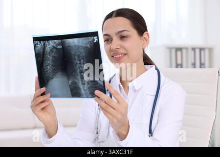Arzt untersucht Hals-MRT im Krankenhaus Stockfoto