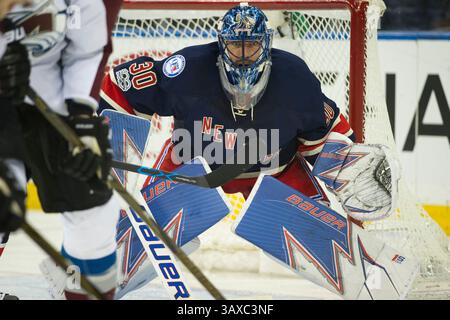 11. Februar 2017: Henrik Lundqvist (30) der New York Rangers schaut während des Spiels zwischen den New York Rangers und der Colorado Avalanche im Madison Square Garden in Manhattan durch den Verkehr. Die New York Rangers besiegen die Colorado Avalanche 4-2 für den New York Rangers Torwart Henrik Lundqvist (30) 400. Sieg. Obligatorischer Kredit: Kostas Lymperopoulos/CSM (Kredit-Bild: &Copy; Kostas Lymperopoulos/CSM via ZUMA Wire) Stockfoto