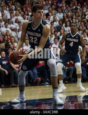 11. Februar 2017 - Moraga, CA, USA Gonzaga Stürmer Zach Collins (32) erzielte 6 Punkte, 1 Blockschuss und 1 Steal während des NCAA Men's Basketball Spiels zwischen Gonzaga Bulldogs und Saint Mary's Gaels 74-64 Sieg im McKean Pavilion Moraga Calif Thurman James/CSM(Credit Image: &Copy; Thurman James/CSM via ZUMA Wire) Stockfoto