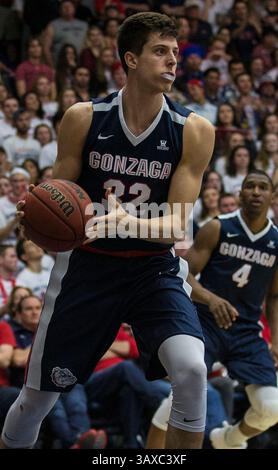 11. Februar 2017 - Moraga, CA, USA Gonzaga Stürmer Zach Collins (32) erzielte 6 Punkte, 1 Blockschuss und 1 Steal während des NCAA Men's Basketball Spiels zwischen Gonzaga Bulldogs und Saint Mary's Gaels 74-64 Sieg im McKean Pavilion Moraga Calif Thurman James/CSM(Credit Image: &Copy; Thurman James/CSM via ZUMA Wire) Stockfoto
